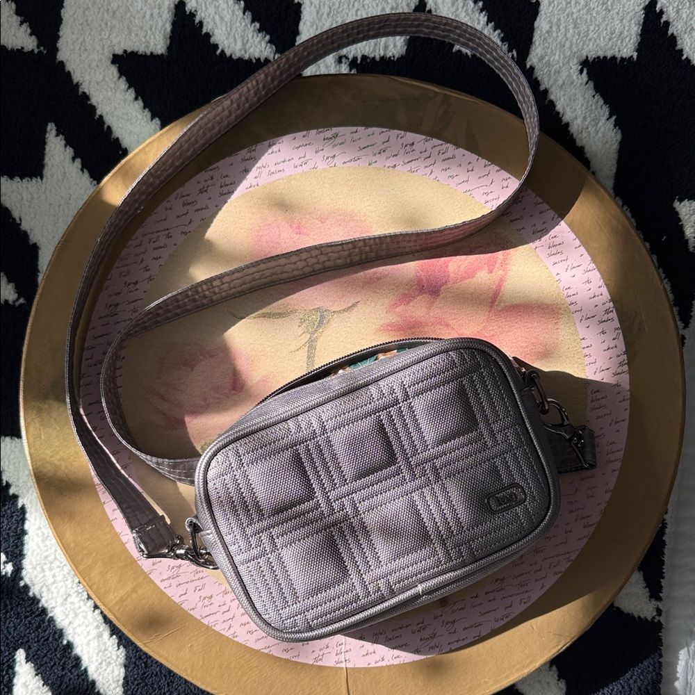 Elegant Quilted Crossbody Bag in Gray
